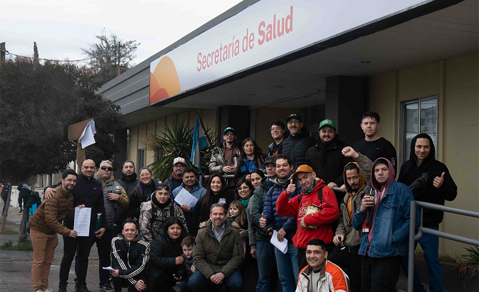 Personal de la salud, pacientes, representantes de ONGs, cultivadores solidarios y activistas del valle se hicieron cita en la Secretaría de Salud de la Provincia de Chubut para pedir por la reglamentación de la Ley I790.
