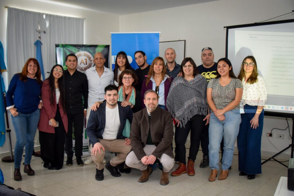 Disertantes y organizadores del 1er Conversatorio de Cannabis Medicinal: Marco Legal, Salud, Ciencia y Cultivo realizado por la Asociación Civil A1