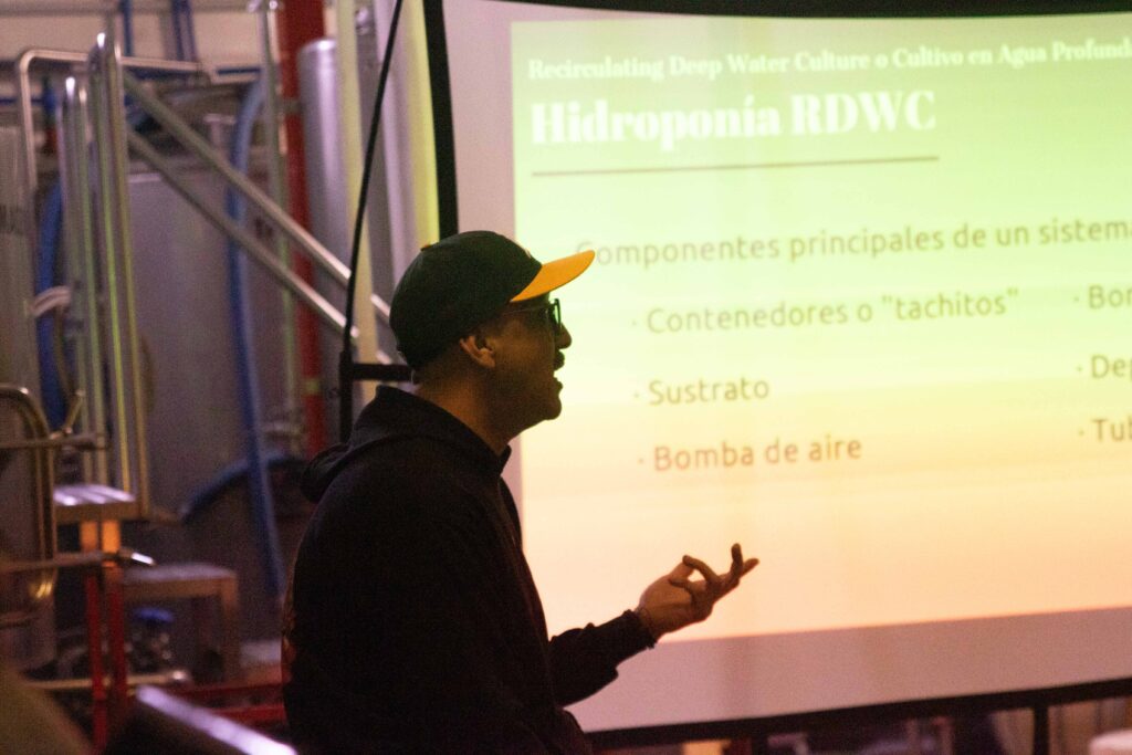 Horacio Sabatini explica el proceso por hidroponía recirculante utilizado en 4 Almas.