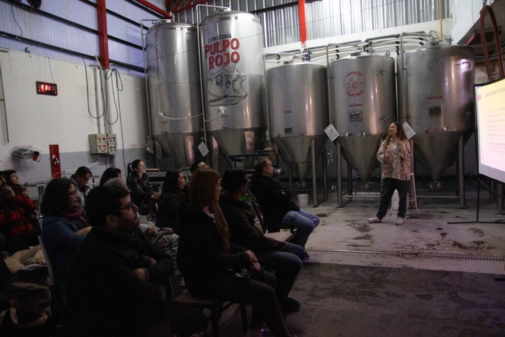 Isabel Bark en la cooperativa Pulpo Rojo presentando su disertación “La construcción de un mapa sectorial del cannabis en la provincia del Chubut para la redacción de una ley integral”