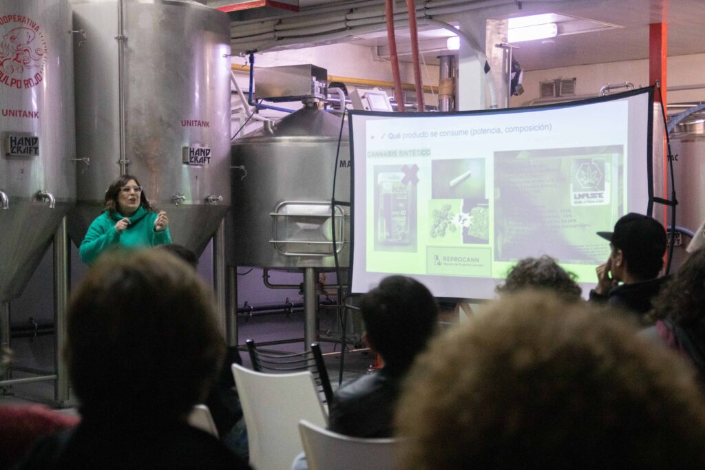 La Dra Mailén De Rito exponiendo en la cooperativa Pulpo Rojo sobre el uso adulo de cannabis.
