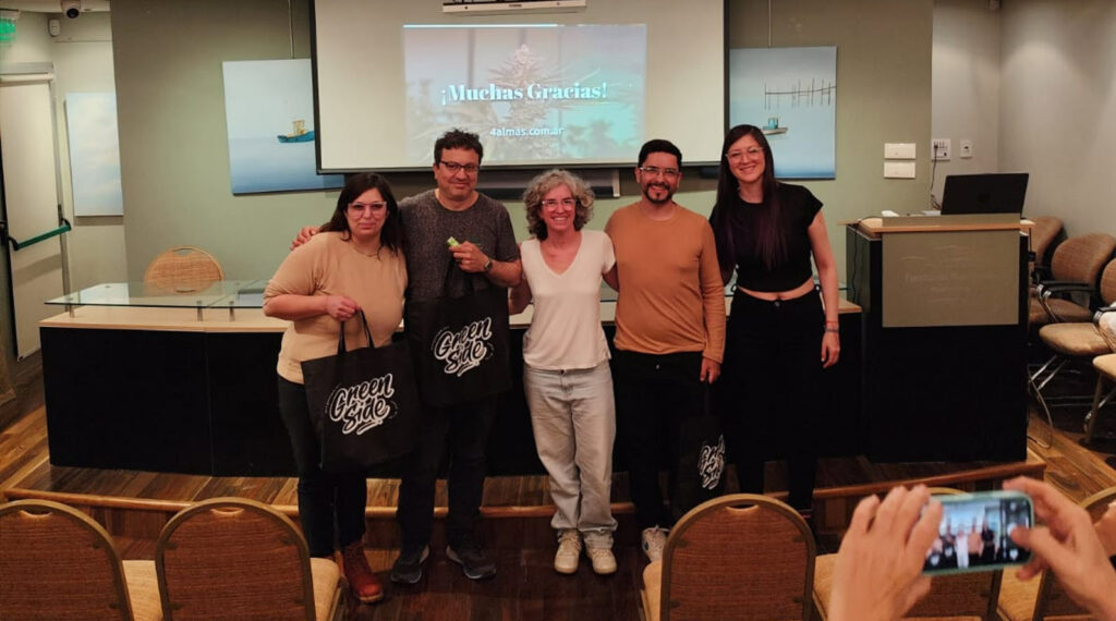 De izquierda a derecha: Mailén De Rito, Gregorio Bigatti, Fiorela Giambartolomei, Mauricio Uzzante y Melina Gomez expertos en cannabis en el ciclo de charlas organizado por Green Side.