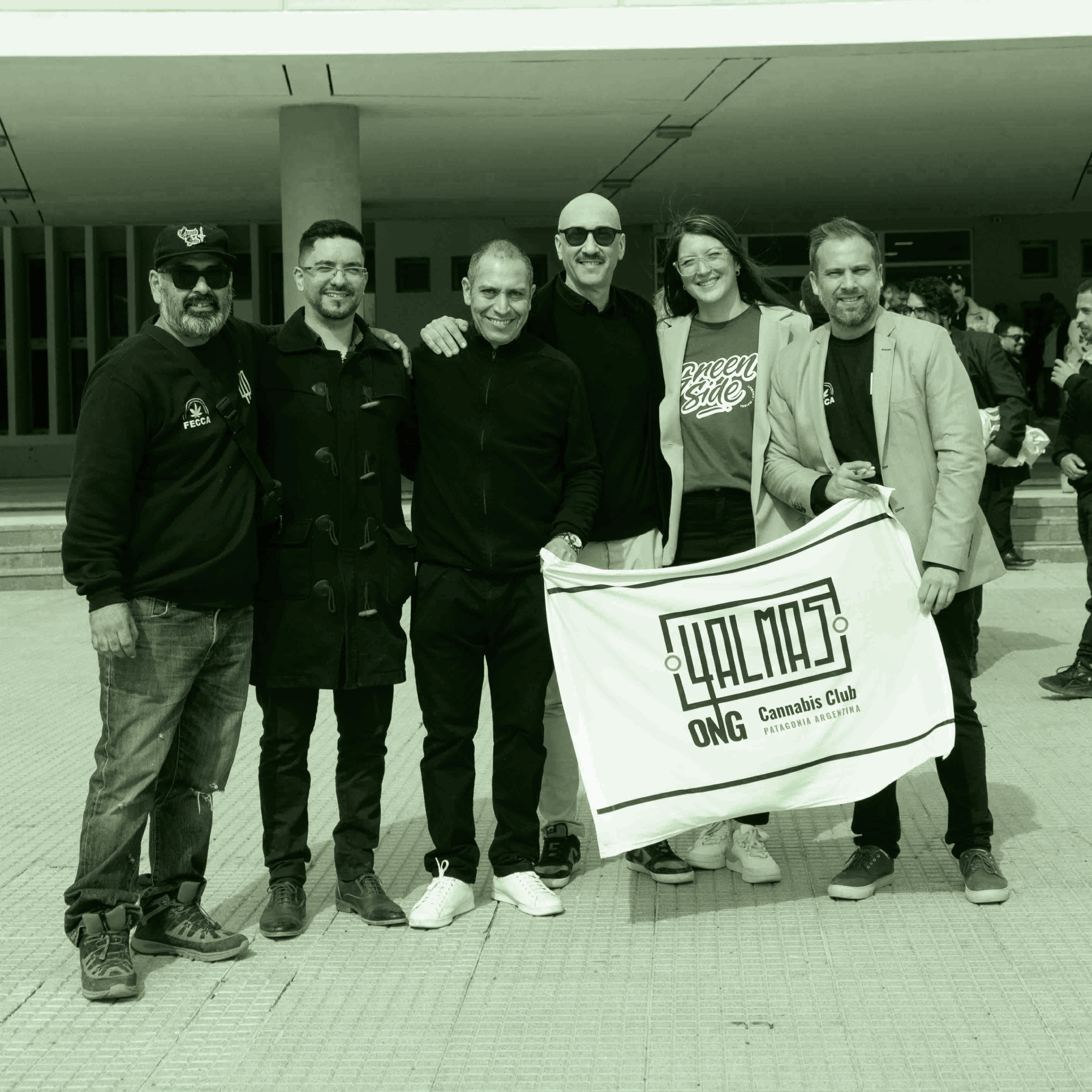 El equpo de 4 Almas reunido en el marco de la aprobación de la Ley Salomé, pionera en la región.