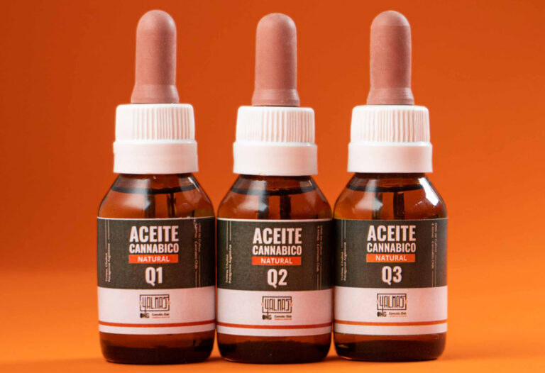 Tres frascos de aceite de cannabis según quimiotipos 1, 2 y 3